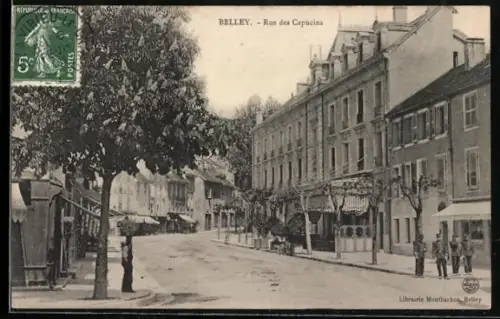 AK Belley, Rue des Capucins animée avec passants et bâtiments historiques
