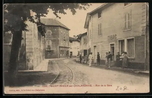 AK Saint-Didier-sur-Chalaronne, Rue de la Gare avec boutique de tabac et passants