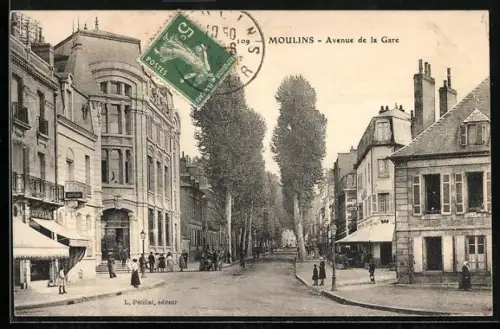 AK Moulins, Avenue de la Gare animée avec passants et bâtiments historiques