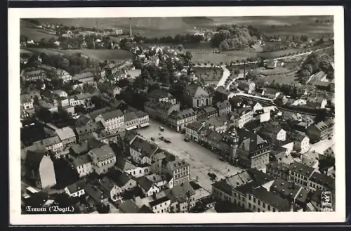 AK Treuen / Vogtl., Stadtmitte aus der Vogelschau