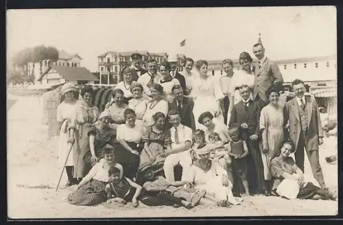 Foto-AK Ahlbeck / Seebad, Gruppenfoto am Strand 1921