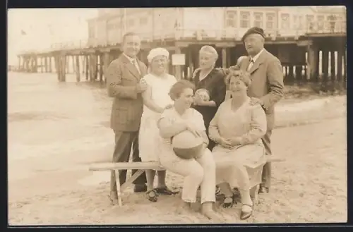 Foto-AK Ahlbeck / Seebad, Familie an der Seebrücke, 1928