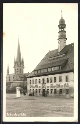 Foto-AK Neustadt /Sa., Rathaus, Kirche