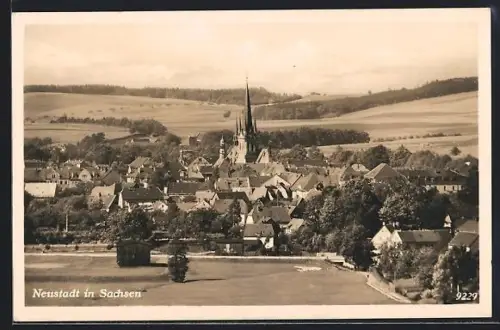 AK Neustadt in Sachsen, Ortsansicht mit Kirche und umliegender Landschaft