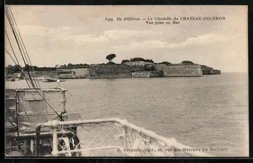 AK Château-d`Oléron, La Citadelle du Château-d`Oléron, vue prise en mer