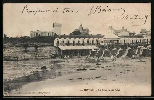 AK Royan, La Conche du Chai avec cabines de plage et promeneurs sur le rivage