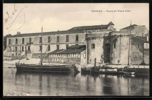 AK Cognac, Tours du Vieux Pont avec des bateaux sur la rivière