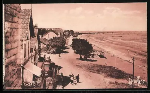 AK Saint-Trojan /Ile d`Oléron, Plage de Saint-Trojan avec vue sur la rue et la côte