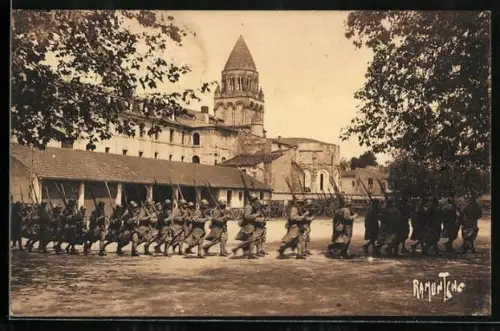 AK Saintes, Abbaye des Dames, Caserne Taillebourg avec soldats en marche