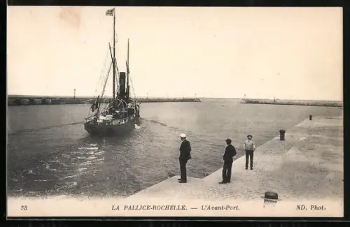 AK La Pallice-Rochelle, L`avant-port avec bateau et spectateurs sur le quai