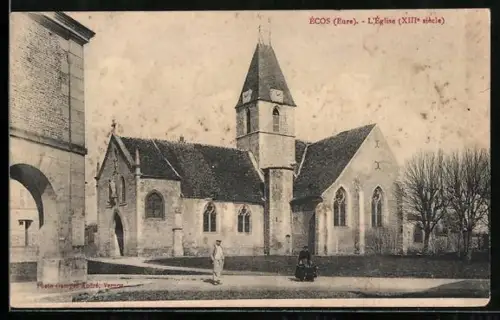 AK Écos, l`Eglise du XIIIe siècle, deux enfants et deux adultes sur la place