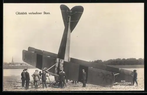 Foto-AK Sanke Nr. 322: Glücklich verlaufener Sturz eines Flugzeugs, Soldaten in Uniform