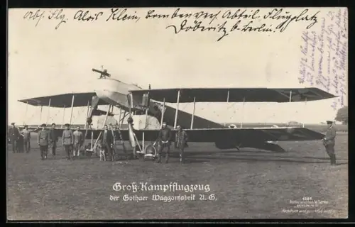 Foto-AK Sanke Nr. 1021: Gross Kampfflugzeug der Gothaer Waggonfabrik 21 B.mit Soldaten auf dem Flugplatz