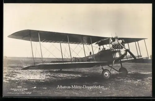 Foto-AK Sanke Nr. 300: Albatros-Militär-Doppeldecker.Flugzeug einsatzbereit auf dem Flugfeld