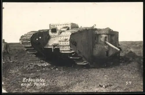 AK Erbeuteter engl. Tank auf dem Feld