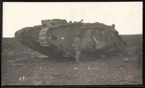 Foto-AK Britischer Tank mit deutschen Soldaten