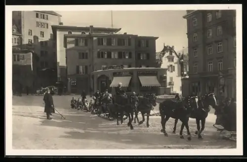 AK St. Moritz, Postplatz mit Pferdekutsche