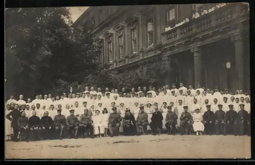 Foto-AK Rastatt, Soldaten und Krankenschwestern am Schlosslazarett