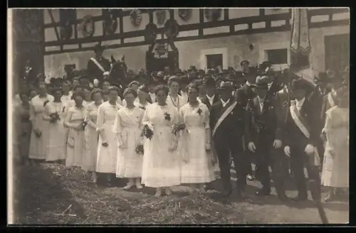 Foto-AK Amtsberg-Weissbach, Festumzug mit in weiss gekleideten Frauen und Männern mit Schärpe