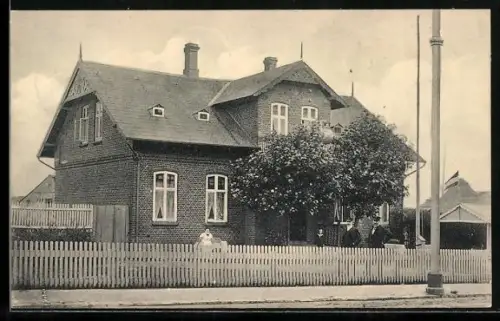 AK Westerland, Strassenpartie mit stattlichem Haus