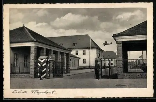 AK Oschatz, Kaserne mit Fliegerhorst und uniformierten Wachsoldaten