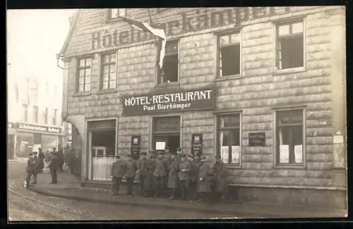 Foto-AK Iserlohn, Hotel Paul Bierkämper mit Soldaten am Eingang