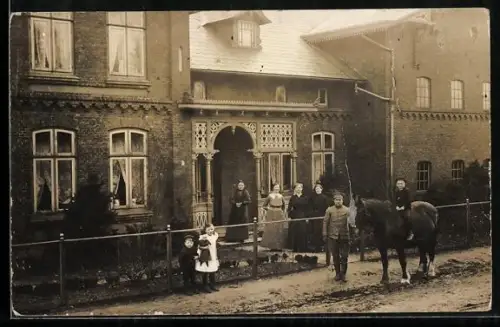 Foto-AK Tellingstedt, Gasthaus mit Teilen der Belegschaft, Mädchen mit Puppe