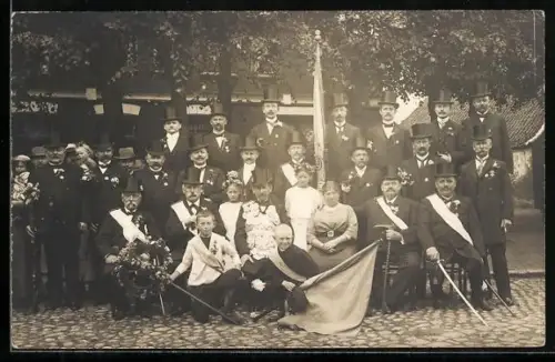Foto-AK Lunden, Angehörige der Lundener Schützengilde beim Schützenfest 1911