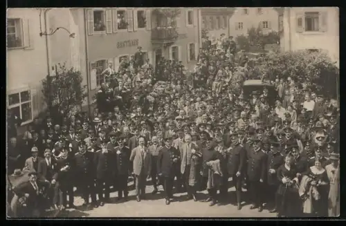 Foto-AK Sigmaringen, Ortspartie am Gasthaus zur Krone mit Anwohneransammlung