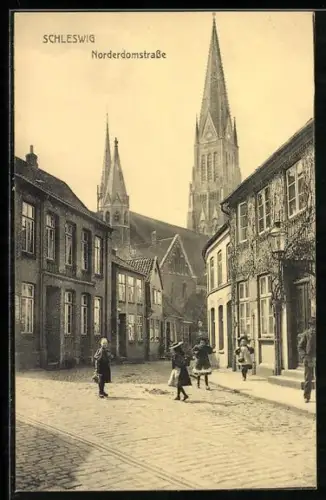 AK Schleswig, Partie an der Norderdomstrasse mit Domturm im Hintergrund