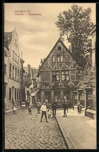 AK Alt-Kiel, Kütertor mit Faulstrasse und spielenden Kindern