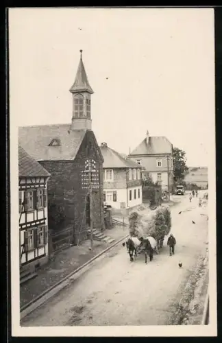 Foto-AK Weisel /Rhein, Strassenpartie mit Kirche und Kutsche