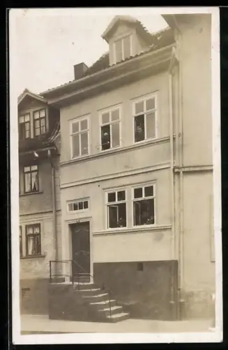 Foto-AK Sondershausen /Thür., Menschen sehen aus dem Fenster eines Wohnhauses