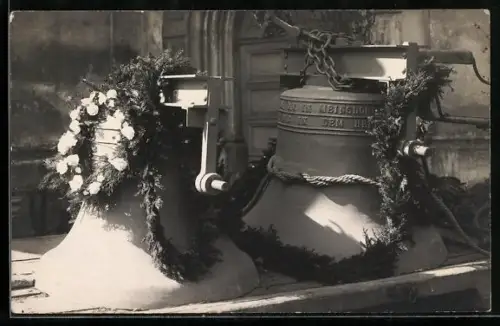 Foto-AK Meinsdorf / Rosslau, Mit Kränzen behangene Glocken zur Glockenweihe