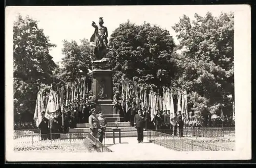Foto-AK Augsburg, Festakt nach Frankreichfeldzug 1940, Soldaten mit Fahnen bei einem Denkmal, 