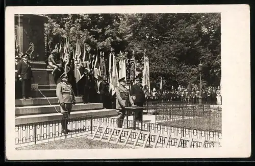 Foto-AK Augsburg, Festakt nach Frankreichfeldzug 1940, Soldat bei einer Rede vor dem Denkmal, 