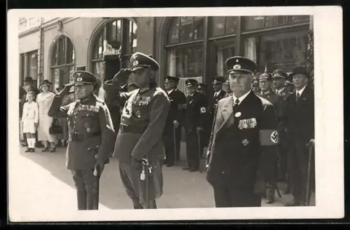 Foto-AK Augsburg, Festakt nach Frankreichfeldzug 1940, Soldaten mit Orden am Strassenrand, 
