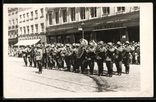 Foto-AK Augsburg, Festakt nach Frankreichfeldzug 1940, Soldaten mit Musikinstrumenten vor Gasthaus A. Limbächer