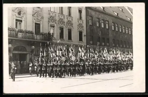 Foto-AK Augsburg, Festakt nach Frankreichfeldzug 1940, Parade vor dem Hotel Drei Mohren, 