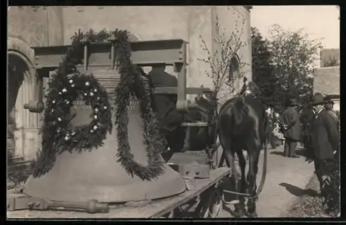 Foto-AK Meinsdorf / Rosslau, Glockenweihe, Geschmückte Glocke auf einer Pferdekutsche