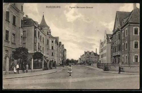 AK Augsburg, Agnes Bernauer-Strasse mit Kindern