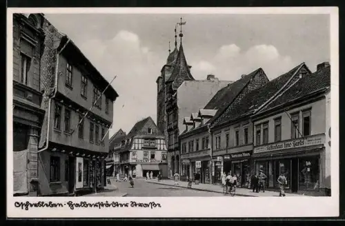 AK Oschersleben, Halberstädter Strasse mit Kirche und Geschäften