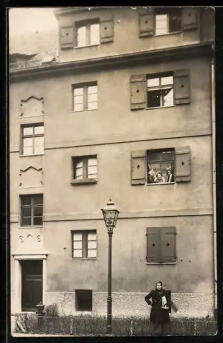 Foto-AK Nürnberg, Erhardstrasse 20 mit Bewohnern im Fenster