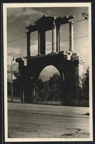 AK Athènes, L`Arc D`Hadrien