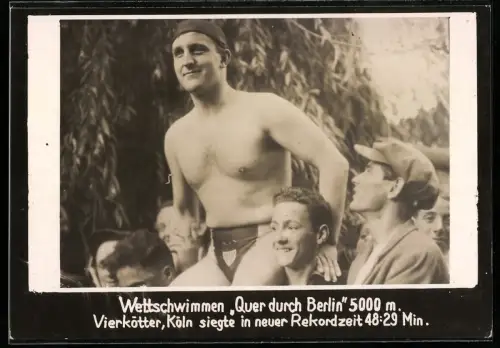 Fotografie Schwimmer Ernst Vierkötter als Sieger beim Wettschwimmen Quer durch Berlin