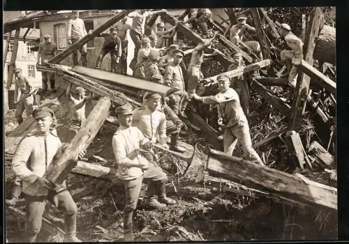 Fotografie Ansicht Berggiesshübel, Reichswehr Pioniere helfen beim Trümmerraäumen nach Unwetterkatastrophe 1927