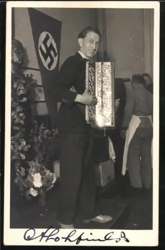 Fotografie Musiker mit seinem Akkordeon mit  Fahne