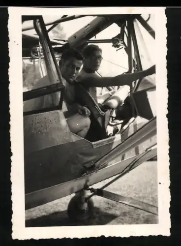 Fotografie zwei junge Piloten in ihrem Fieseler Storch Flugzeug
