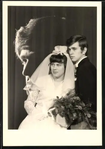 Fotografie junges Brautpaar im Hochzeitskleid, Fotomontage