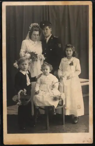 Fotografie junger Polizist der Kasernierten Volkspolizei mit Ärmelabzeichen: Grenzpolizei, aus Schalkau, 1952